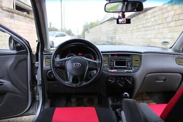 15 disklər: Kia Rio hatchback – gümüşü rəngdə, 5 qapılı şəhər avtomobili. Xarici — 7