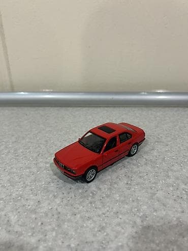 panda şou: Qırmızı rəngli miniatür sedan model avtomobil - Miqyas: təxmini — 1