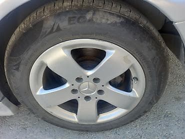 mersedes vita: Mercedes-Benz C-sinfi (W202) sedan, gümüşü rəng. Əsas xüsusiyyətlər: - — 8