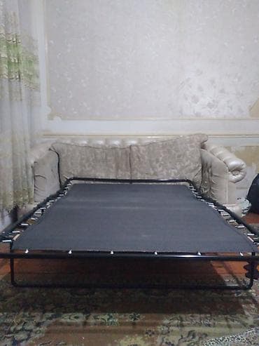 Di̇van-kravat, Divan, Açılan