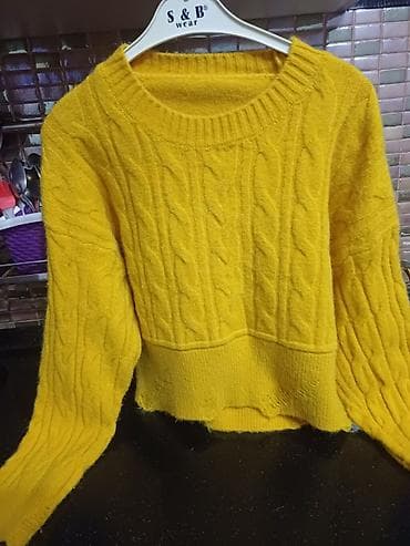 cins kurtqa: Parlaq sarı rəngdə toxunma sviter - Model: S&B Wear askılıqda — 2