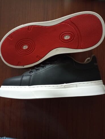 Məhsul: Kişi krossovkası - Material: Hamar qara üst hissə (dəri