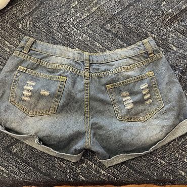 Qadınlar üçün denim şort - Rəng: açıq-mavi jeans - Stil