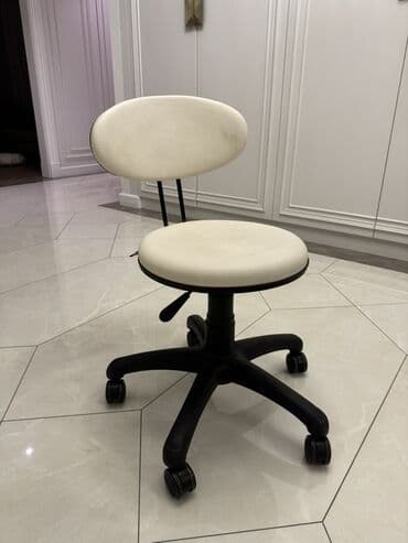 Ofis dəst mebeli: Ofis/Oyrenmə üçün fırlanan stul - Material: qara plastik baza, yumşaq — 1