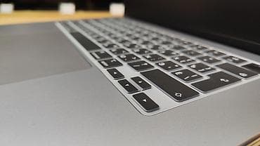 2.el netbook: 🐎✨ APPLE MACBOOK M3 – 15.1” ✨🐎 ━━━━━━━━━━━━━━━ 💎 Model: MacBook M3 ⚡ — 5