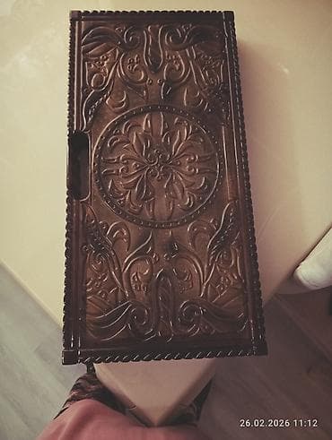 Taxta nərd lövhəsi – əl oyma naxışlı, qatlanandır. Xüsusiyyətlər: - — 4