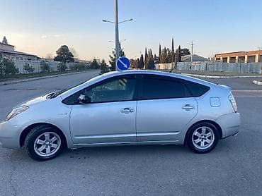 Avtomobil alışı: Toyota Prius (2-ci nəsil) hibrid hetçbek Xüsusiyyətlər: - Hibrid — 3