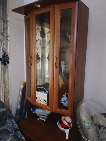 künc rəf: Şüşəli dolab vitrini — 1