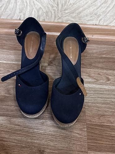 Tommy Hilfiger qadın platforma sandaleti
1 defe geyinilib 39 razmer