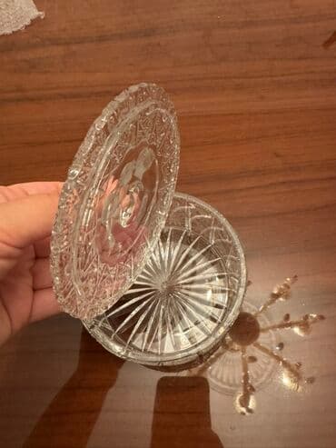 xrustal armudu: Şəffaf şüşədən hazırlanmış, qapaqlı, dairəvi formada qab. Qabın səthi — 4