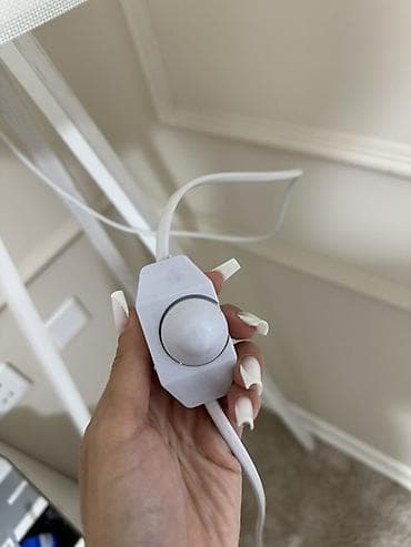 tema sekilleri: Ağ rəngdə üçayaqlı torşer lampa. - Minimalist dizaynlı, teksturalı ağ — 4