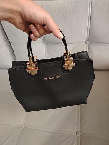 Qadın əl çantası – klassik qara. Cemi 1 defe goturulub, demek olar ki