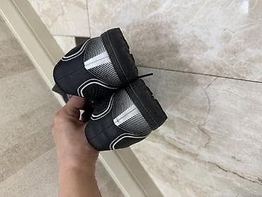 puma azerbaijan: Qara rəngli idman ayaqqabısı - Ümumi dizayn: Minimalist qara üstlük — 3