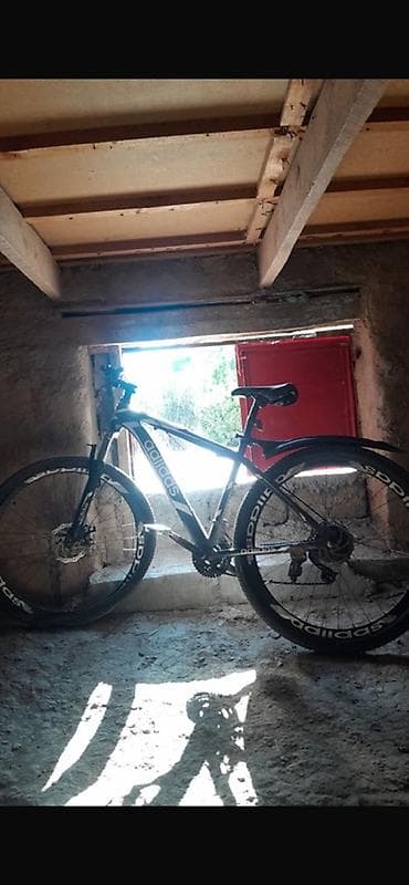 Dağ/şosse tipli velosiped - Çərçivə: yüngül alaşımlı, idman üslublu