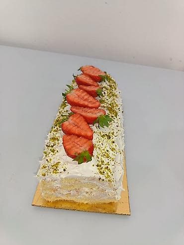 ad gunu hediyeleri: Çiyələkli rulo tort - Forma: uzun düzbucaqlı rulo - Biskvit: yüngül — 2