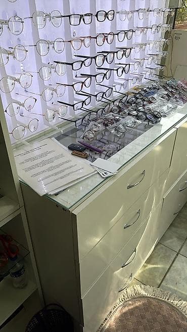 Rəf vitrinləri: Optika vitrin dəsti – şüşə vitrinlər və saxlama modulları Məhsul — 2