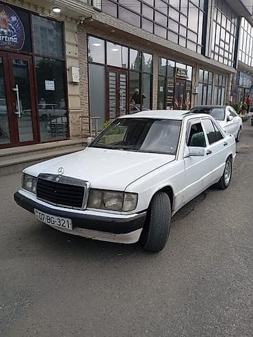 Mercedes-Benz 190: 2 l | 1986 il Sedan