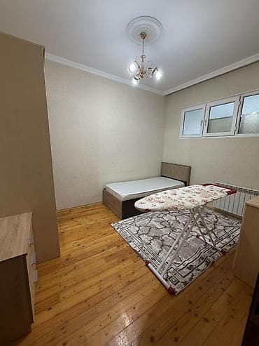 dernegul: 3 otaqlı, işıqlı mənzil. Planlama: geniş zal, 2 yataq otağı, ayrıca — 1