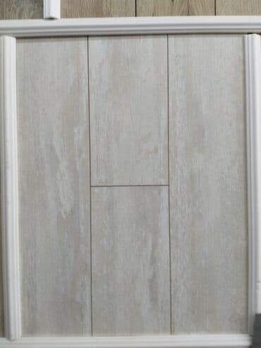 Ağac naxışlı açıq rəngli laminat döşəmə panelləri. Bu panellər evdə və