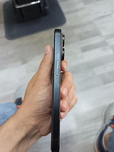 iph 13 pro: IPhone 15 Pro, 128 GB, Black Titanium, Face ID — 3