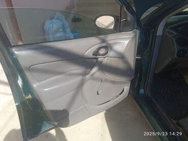 kia ceed 2010: Ford Focus sedan (mk1) – yaşıl rəngli, 4 qapılı. Texniki və daxili — 13