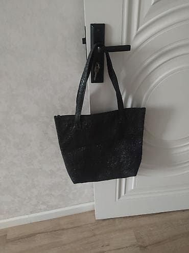 Qara çiyin çantası - Material: süni dəridən, timsah naxışlı tekstura lalafo.az -da Qara çiyin çantası - Material: süni dəridən, timsah naxışlı tekstura
