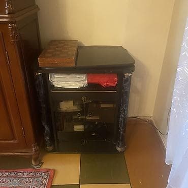 Düz TV altlığı, Polkalı, Şüşəli