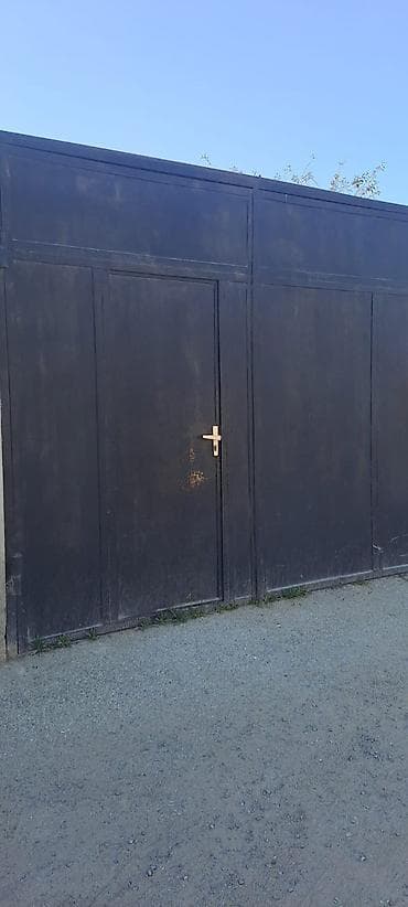NigDarvaza ölçüsü 3.10m x 2.20m. Qalın demirdendir. Ela veziyyetdedir