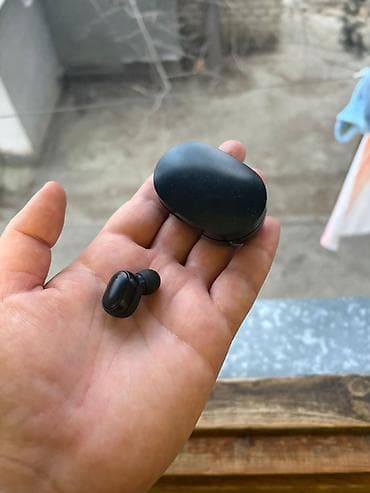 Tam simsiz qulaqcıq (TWS) – qara rəngdə, şarj qabı ilə - Kompakt