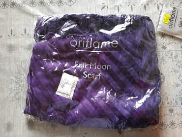 qadın kurkləri: Şərflər təzədi. Hər ikisinin qiymətləri 13 azn 1.Şərf bənövşəyi 2 — 1