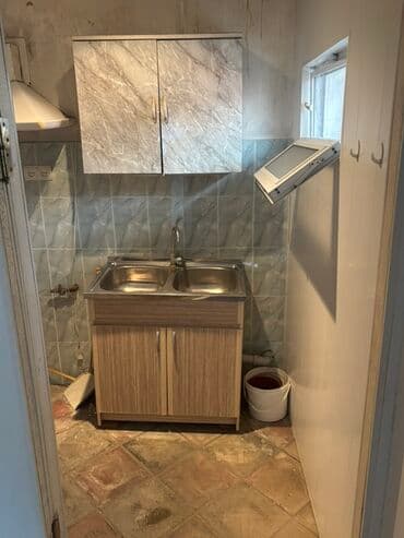 1 otaqlı kohnə tikili: Qaraj/Anbar sahəsi kirayə verilir - Metal iki qanadlı yaşıl qapı və — 6