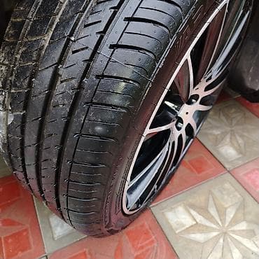 015 diskleri: Mercedes‑Benz E‑Class sedan (W212), qara rəng. - Kuzov: 4 qapılı — 5