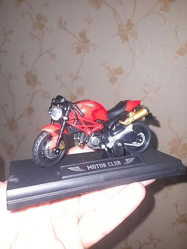 real gitara: Bu, "Knight" markalı, qırmızı rəngli Ducati tipli motosikletin 1:18 — 1
