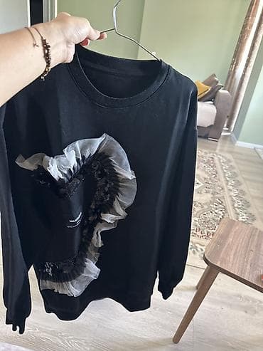 trapez şalvar: Qara rəngli uzunqol sweatshirt. Ön hissədə qeyri‑adi dizaynlı böyük — 1