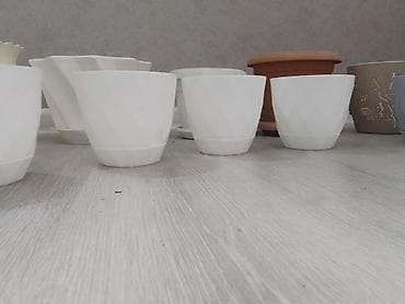 Plastik güldanlar və saksılar dəsti Hamsi bir yerdə 10 manat.050 670