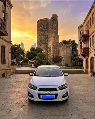 moto bot: Chevrolet Aveo (hatchback), ağ rəng - Kuzov: 5 qapılı hatchback - — 5