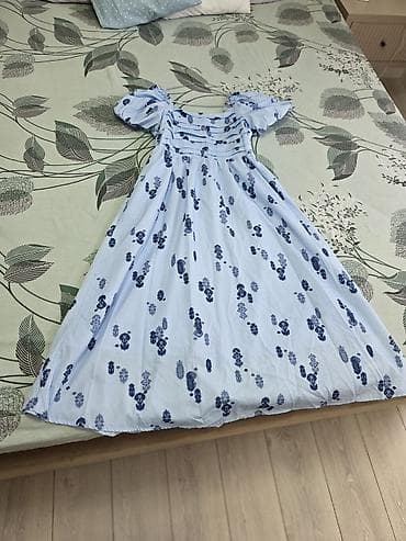 sade dön modelleri: Ağ-mavi rəngdə, tünd mavi çiçək naxışlı qadın paltarı. - Dizayn — 2