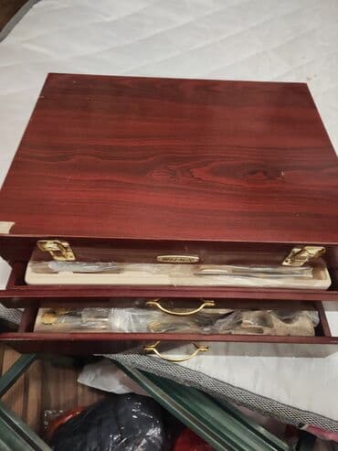 Bellagio markalı, 126 hissədən ibarət qab-qacaq dəsti. Dəst taxta