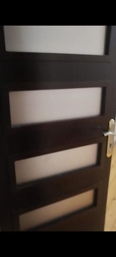 panel radyatorlar: Daxili otaq qapısı – tünd qəhvəyi rəngdə, şaquli yerləşdirilmiş 4 ədəd — 1