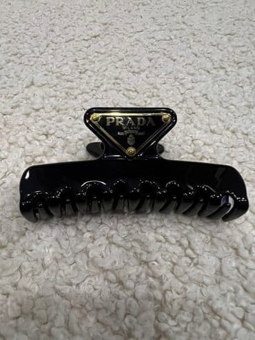 sac rəngi: Orijinal Prada saç klipsi – qara rəng, parlaq akril korpus. - Üst — 1