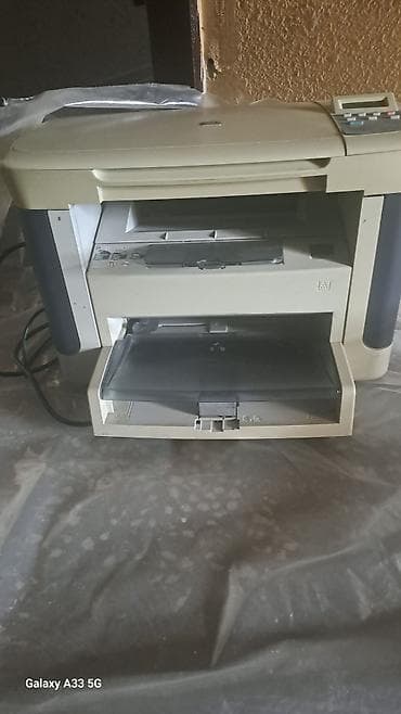 komputer pult: HP LaserJet MFP (üstündə “HP” loqosu olan çoxfunksiyalı qurğu) - — 3