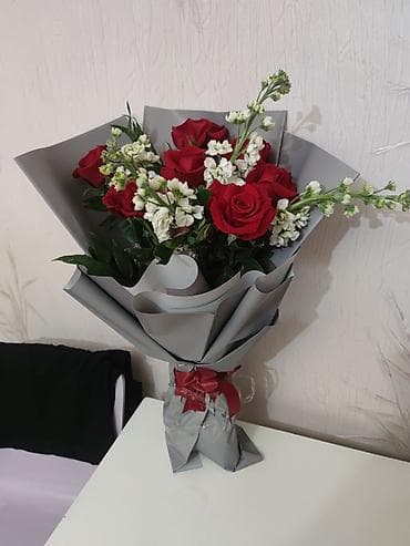 hediyelik guller: Qırmızı güllər Qizilgul(7ədəd tebii) və ağ sezon çiçəklərindən ibarət — 3