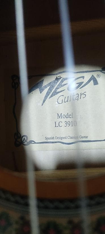 tuner: Elektro‑klassik gitara + çanta - Brend/model: başlıqda “MEGA” loqosu — 7