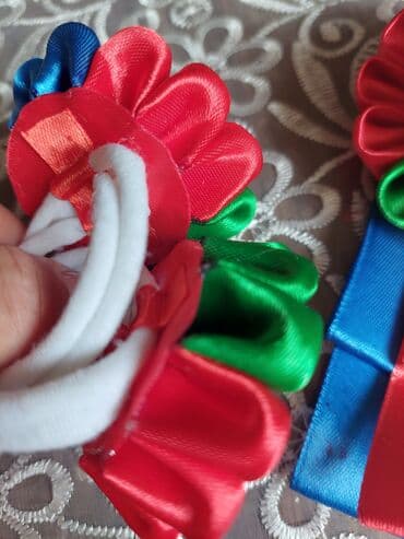 шелкография на ткани: Məktəbli bantik yaxa nişanı.əl işi seliqelyle yıgılıb — 2