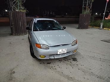 Hyundai Accent sedan (gümüşü rəng). Şəhərdaxili istifadə üçün