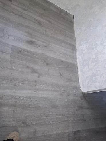 Boz tonlarda, ağac teksturasını real şəkildə əks etdirən laminat — 2