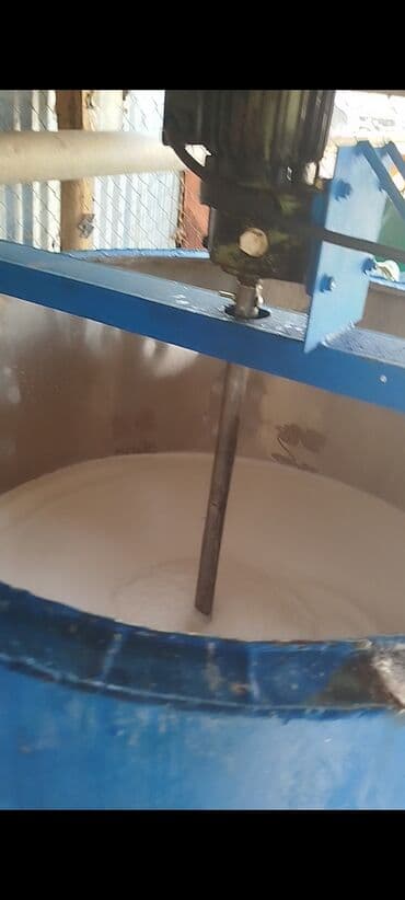 Сливки: Bərdədə hazırlanmış təbii qatıq – 3 kq-lıq şüşə balonlarda. - Süd — 2