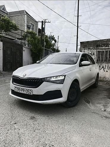 Skoda Scala, ağ rəng, sedana yaxın hetçbek kuzov. Dinamik və iqtisadi