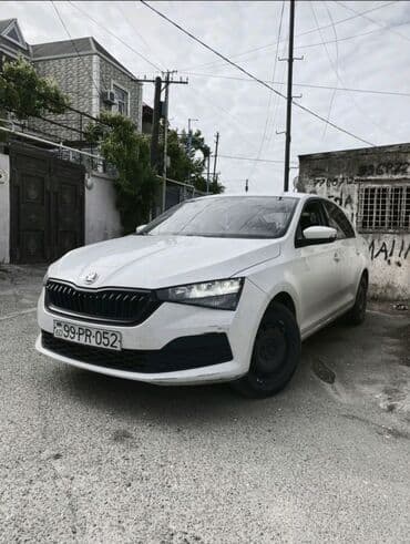 Физика: Skoda Scala (ağ rəng) – praktik və geniş şəhər sedan/hetçbek. Xarici — 2
