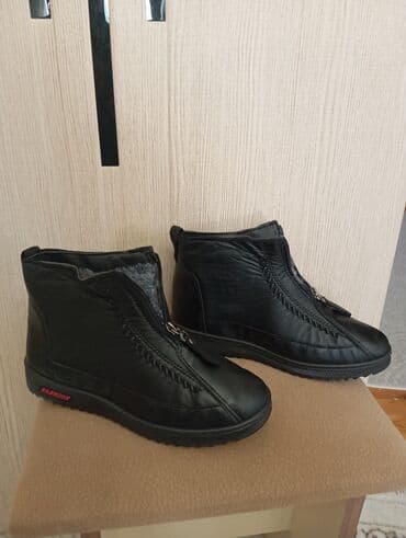 Qadın qış botları - Rəng: qara - Material: süni dəri üstlük, içi